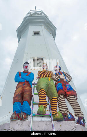 Edinburgh, UK. 11. August 2015. Cazzo (gelbe Hut), Stola (blauer Hut) und Pazzo (blaues Top) Balance rund um den Leuchtturm von Newhaven. Ihre Show "VAGABOND, wo der Wind Sie ergreifen?" ist Teil des Edinburgh Fringe Festival. Bildnachweis: Richard Dyson/Alamy Live-Nachrichten Stockfoto