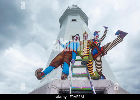 Edinburgh, UK. 11. August 2015. Cazzo (gelbe Hut), Stola (blauer Hut) und Pazzo (blaues Top) Balance rund um den Leuchtturm von Newhaven. Ihre Show "VAGABOND, wo der Wind Sie ergreifen?" ist Teil des Edinburgh Fringe Festival. Bildnachweis: Richard Dyson/Alamy Live-Nachrichten Stockfoto