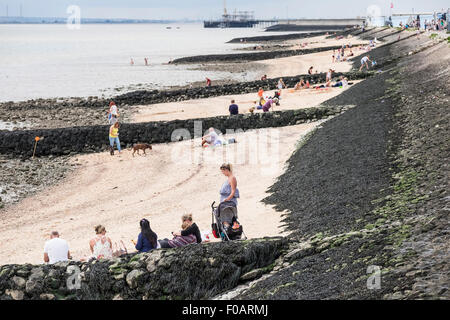 Familien genießen, sich am Strand auf Canvey Island, Essex. Stockfoto