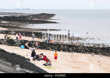 Canvey Island - Familien sich auf Concord Strand auf Canvey Island, Essex. Stockfoto