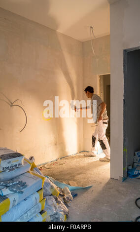 Gipser Putz Wand arbeiten im Innern anwenden Stockfoto