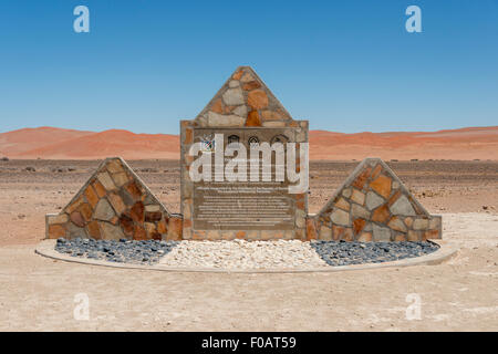 Die Namib Sand Sea World Heritage unterzeichnen, Namib-Naukluft-Nationalpark, Sossusviei, Namib Wüste, Otjozondjupa Region, Republik Namibia Stockfoto