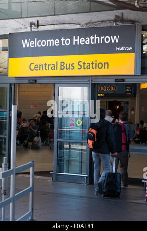 Eingang zum Flughafen Heathrow Central Bus Station, London, England, Vereinigtes Königreich Stockfoto