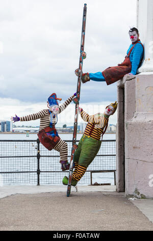 Edinburgh, UK. 11. August 2015. Cazzo (gelbe Hut), Stola (blauer Hut) und Pazzo (blaues Top) Balance rund um den Leuchtturm von Newhaven. Ihre Show "VAGABOND, wo der Wind Sie ergreifen?" ist Teil des Edinburgh Fringe Festival. Bildnachweis: Richard Dyson/Alamy Live-Nachrichten Stockfoto