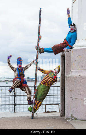 Edinburgh, UK. 11. August 2015. Cazzo (gelbe Hut), Stola (blauer Hut) und Pazzo (blaues Top) Balance rund um den Leuchtturm von Newhaven. Ihre Show "VAGABOND, wo der Wind Sie ergreifen?" ist Teil des Edinburgh Fringe Festival. Bildnachweis: Richard Dyson/Alamy Live-Nachrichten Stockfoto