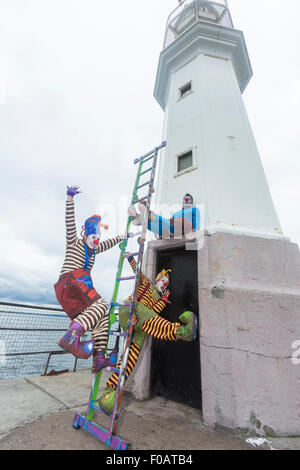 Edinburgh, UK. 11. August 2015. Cazzo (gelbe Hut), Stola (blauer Hut) und Pazzo (blaues Top) Balance rund um den Leuchtturm von Newhaven. Ihre Show "VAGABOND, wo der Wind Sie ergreifen?" ist Teil des Edinburgh Fringe Festival. Bildnachweis: Richard Dyson/Alamy Live-Nachrichten Stockfoto