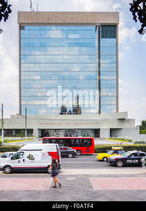 Der Palast der universidad de Guadalajara reflektiert Wolken. Guadalajara, Jalisco. Mexiko Stockfoto