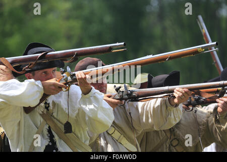 Kontinentalen Armee Soldaten feuern Musketen während des Unabhängigkeitskrieges reenactment an Jockey Hohl in Morristown National Historical Park, New Jersey, USA Stockfoto