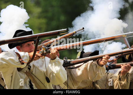 Kontinentalen Armee Soldaten feuern Musketen während des Unabhängigkeitskrieges reenactment an Jockey Hohl in Morristown National Historical Park, New Jersey, USA Stockfoto