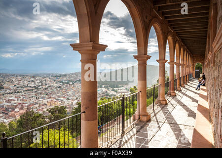 Überblick über die Stadt aus der Bufa mit suggestiven Sommergewitter. Zacatecas, ZAC. Mexiko Stockfoto