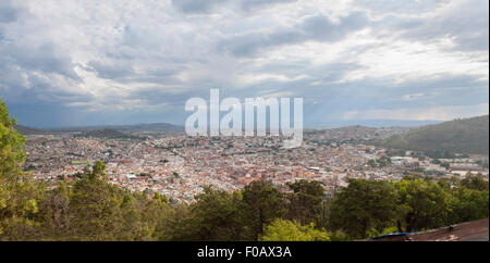 Überblick über die Stadt aus der Bufa mit suggestiven Sommergewitter. Zacatecas, ZAC. Mexiko Stockfoto