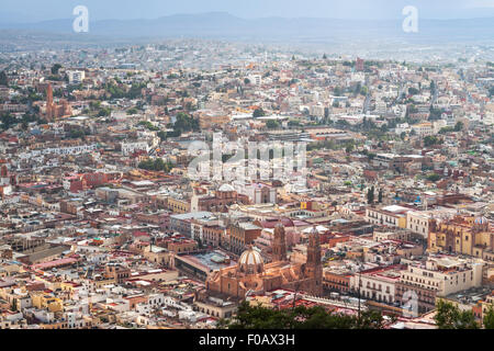 Überblick über die Stadt aus der Bufa mit suggestiven Sommergewitter. Zacatecas, ZAC. Mexiko Stockfoto