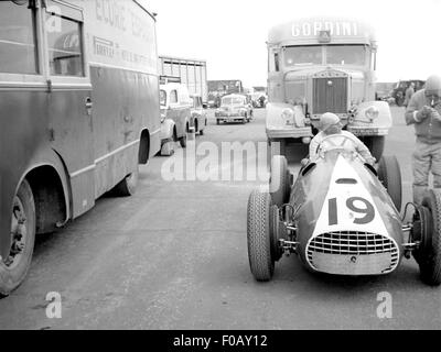 GP von Großbritannien Silverstone 1952, FISCHER FERRARI und ESPAGNE und GORDINI-Transporter Stockfoto