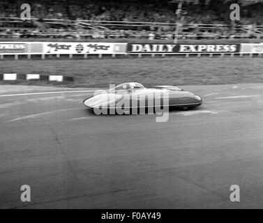 Goldie Gardner in seinem MG Stockfoto