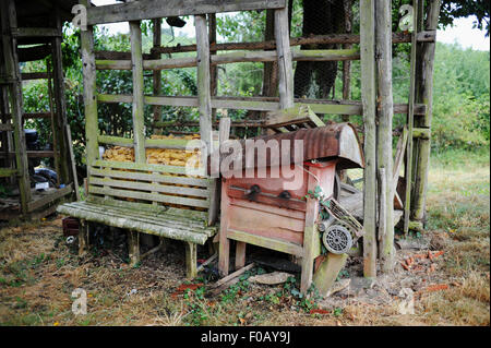 Alte Lagergebäude und -Geräte in Frayssinet-le-Gelat im französischen Landwirtschaftsministerium Lot Midi-Pyrenees mit Mais auf Maiskolben Stockfoto