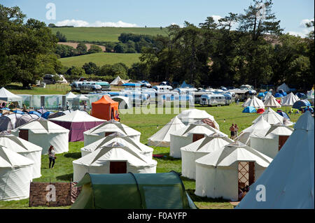 Silber Windschatten Wohnwagen hinter Reihen der Jurte Zelten auf dem Campingplatz am Hafen Eliot Festival Stockfoto