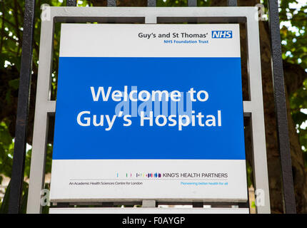 LONDON, UK - 7. August 2015: Ein Schild am Eingang zum Guy's Hospital im Zentrum von London am 7. August 2015. Stockfoto