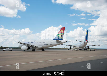 South African Airways Airbus A319 und Air Namibia Flugzeug am internationalen Flughafen Hosea Kutako, Windhoek, Republik Namibia Stockfoto