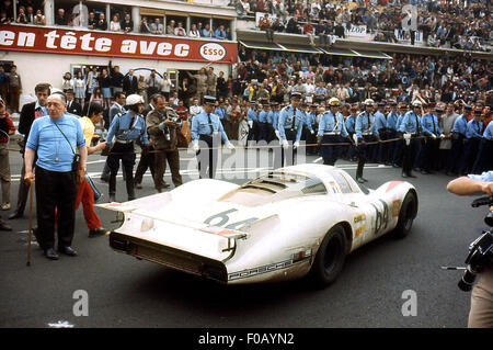 24 Stunden Rennen von Le Mans 15. Juni 1969. Hans Herrmann, Gírard Larrousse Porsche 908 beendete 2. Platz. Stockfoto