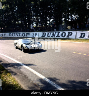 Le Mans 24 Stunden 22. Juni 1964 Richie Ginther, Masten Gregory Ford GT40 im Ruhestand. Stockfoto