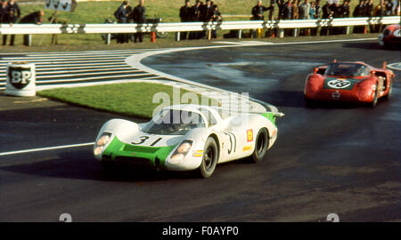 Le Mans 29. September 1968. No31 Jo Siffert, Hans Herrmann Porsche 908, Nr. 39 Ignazio Giunti, Nanni Galli Alfa Romeo T33-2. Stockfoto