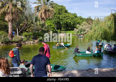 Barcelona, Katalonien, Spanien, Menschen auf Ruderboote zu mieten im See des Parc De La Ciutadella Stockfoto