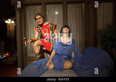 Cleopatra mit Julius Caesar Wachs Figuren im Wax Museum Barcelona in Katalonien, Spanien Stockfoto