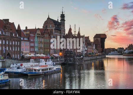 Blick auf die Mottlau an der Uferpromenade und dem Żuraw Kran Tor. Der Kran ist das berühmteste Wahrzeichen, Gdansk, Polen, Europa Stockfoto