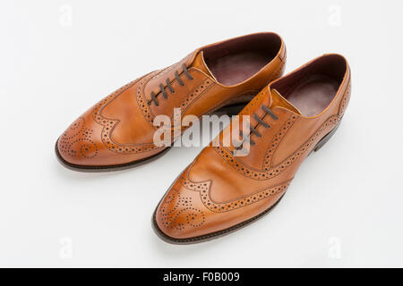Paar englische Full Brogue Brown Schuhe isoliert auf einem weißen Hintergrund von oben. Stockfoto