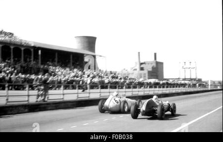 GP von Großbritannien Aintree 18. Juli 1959. Stirling Moss BRM P25 beendete 2. Platz, Nr. 16 Bruce McLaren Cooper-Climax T51 3. fertig. Stockfoto