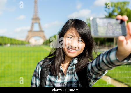 Blick auf eine junge attraktive asiatische Touristen in Paris nehmen selfie Stockfoto