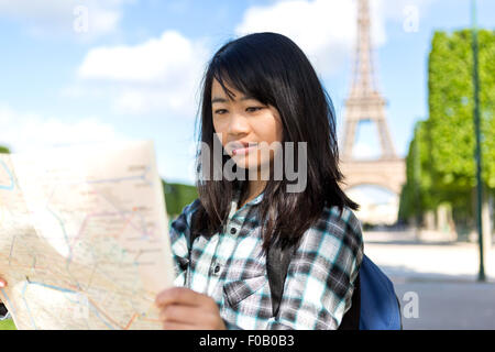 Blick auf eine junge attraktive asiatische Touristen Besuch in Paris Stockfoto