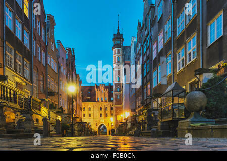 Die Lücke Ulica Mariacka in der Rechtstadt (Glowne Miasto) und Brama Mariacka Tor bei Nacht, Danzig, Pommern, Polen, Europa Stockfoto