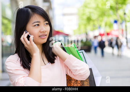 Blick auf eine junge attraktive asiatische Touristen Einkaufen in Paris Stockfoto