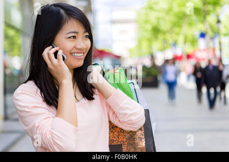 Blick auf eine junge attraktive asiatische Touristen Einkaufen in Paris Stockfoto