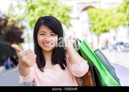 Blick auf eine junge attraktive asiatische Touristen Einkaufen in Paris Stockfoto