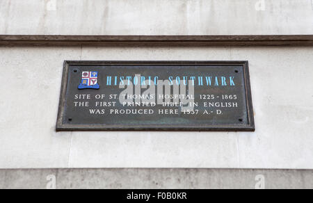 Eine Plakette markiert den ehemaligen Standort des St. Thomas' Hospital in London - wo die erste Bibel in die englische Sprache w gedruckte Stockfoto