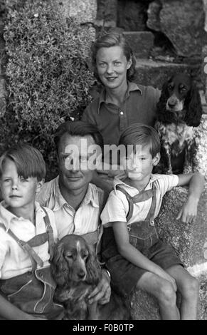 Porträt einer Familie sitzen in einem Garten Stockfoto