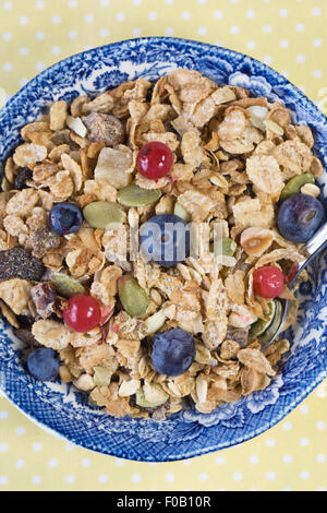Frühstück-Müsli mit Beeren und Kürbiskernen. Stockfoto
