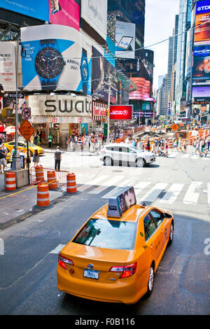 NEW YORK, USA - 28. Juni 2014: Berühmte New Yorker Times Square, gelbes Taxi Cab mit Scharen von Besuchern Stockfoto