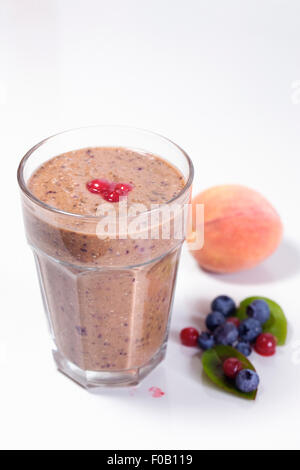 Pfirsich, Heidelbeere und Johannisbeer-Smoothie. Stockfoto