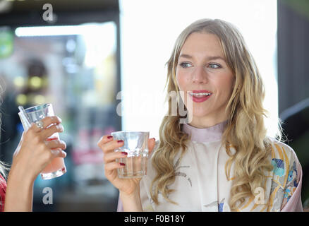 KU64 & Swiss Smile Cocktail Party mit Julia Dietze in der Unternehmenszentrale von KU64.  Mitwirkende: Julia Dietze Where: Berlin, Deutschland bei: 10. Juni 2015 Stockfoto