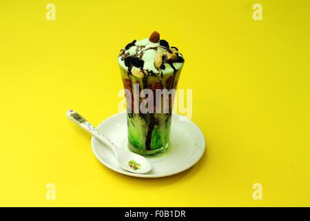Eis mit Nüssen Stockfoto