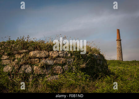 Alte verlassene Minen und Schornstein bei Carn Gluze, Penwith, Cornwall, UK Stockfoto