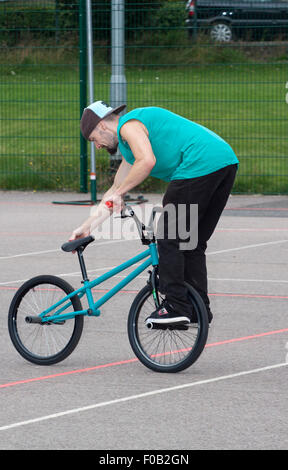 Einen etwas älteren jungen Mann Durchführung Tricks und Stunts auf einem BMX-Fahrrad Typ Stockfoto