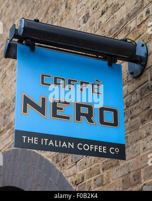 LONDON, UK 31. Juli 2015: ein Zeichen für ein Caffe Nero Coffee House am 31. Juli 2015 in London. Stockfoto