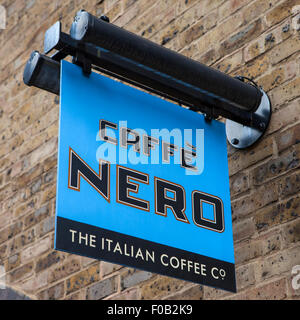 LONDON, UK 31. Juli 2015: ein Zeichen für ein Caffe Nero Coffee House am 31. Juli 2015 in London. Stockfoto