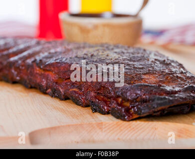 Frische BBQ Ribs auf ein Schneidbrett aus Holz im studio Stockfoto