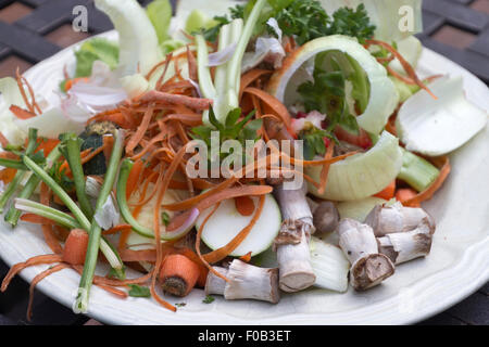 Eine Platte voller Gemüseschalen und Verschrottung warten kompostiert werden Stockfoto