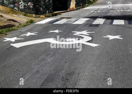 Hammer und Sichel kommunistische Schild gemalt auf einer Straße Stockfoto